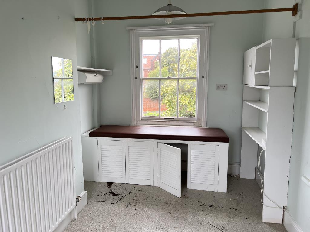 Lot: 150 - LANDMARK FREEHOLD BUILDING WITH PLANNING FOR REDEVELOPMENT - Former consultation room with bed sink and cupboards